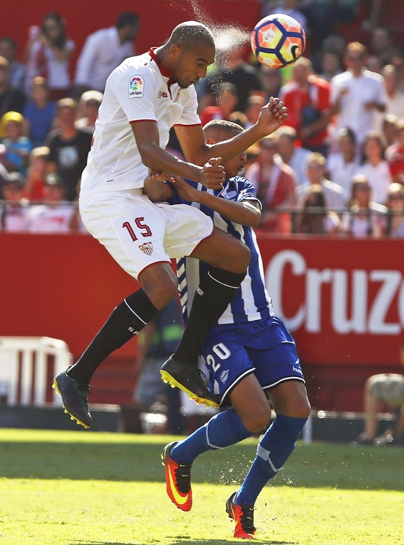 epa05565402 Sevilla&#039;s French midfielder Steven Nzonzi (L) in action against Alaves&#039; Brazilian striker Deyverson Silva (R) during the Spanish Primera Division soccer match between Sevilla FC  ...