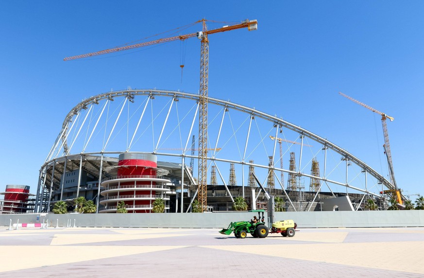 26.01.2015, Doha, QAT, FIFA WM, Katar 2022, Vorberichte, im Bild die Baustelle des Khalifa International Stadium // Preview of the FIFA World Cup WM Weltmeisterschaft Fussball 2022 in Doha, Qatar on 2 ...