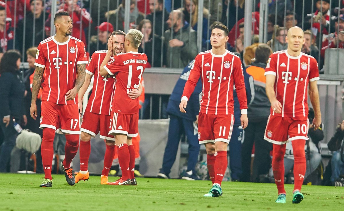 Franck RIBERY, FCB 7 Torjubel, Jubel nach dem Tor zum 5-0 mit RAFINHA (FCB 13) Jerome BOATENG (FCB 17) James RODRIGUEZ, FCB 11 Arjen ROBBEN, FCB 10 FC BAYERN MUENCHEN - BORUSSIA DORTMUND 6-0 Fussball  ...