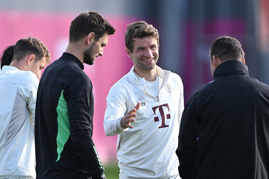 ARCHIV - 23.10.2023, Bayern, München: Torwart Sven Ulreich und Thomas Müller (2.v.r.) begrüßen während einer Trainingseinheit des FC Bayern München einen Betreuer. Müller ist beim FC Bayern nur noch E ...