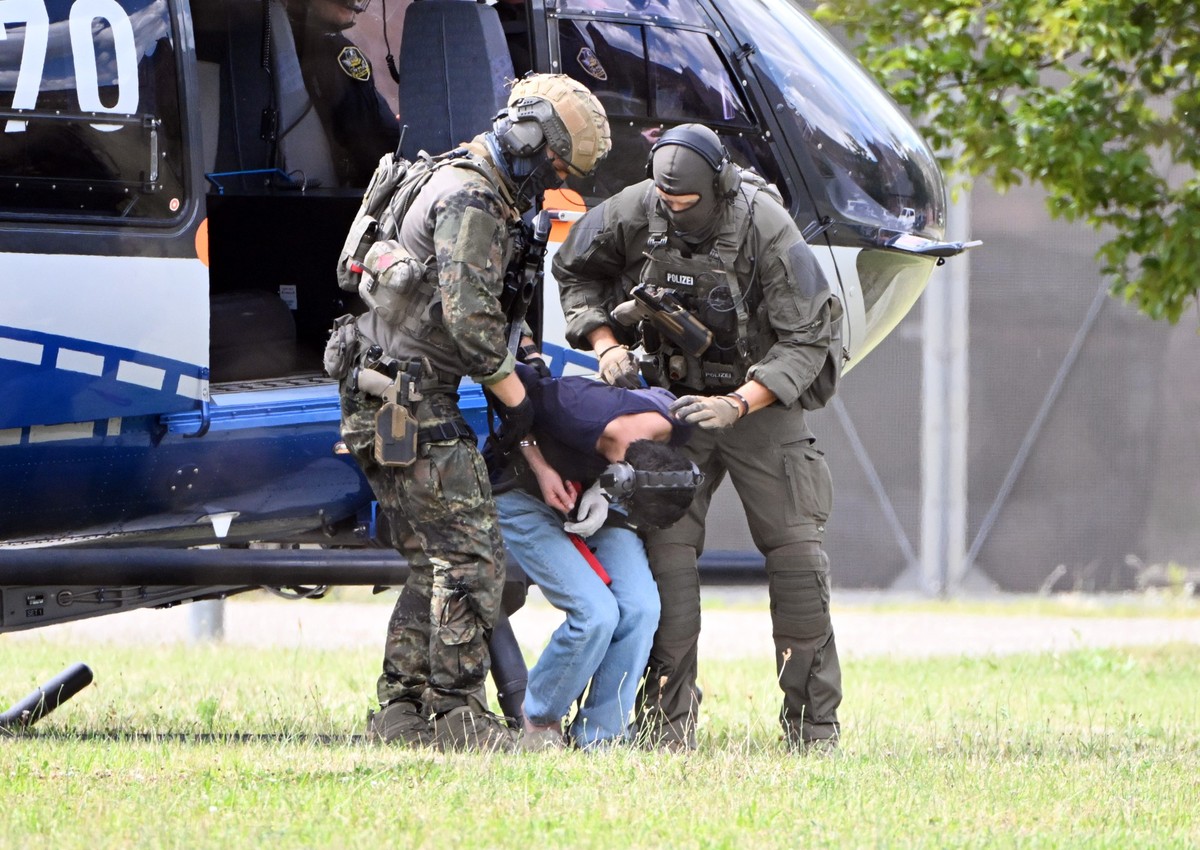 25.08.2024, Baden-Württemberg, Karlsruhe: Der mutmassliche Täter des Messerangriffs von Solingen wird von einem Hubschrauber zu einer Wagenkolonne geführt. Diese bringt ihn zum Ermittlungsrichter des  ...