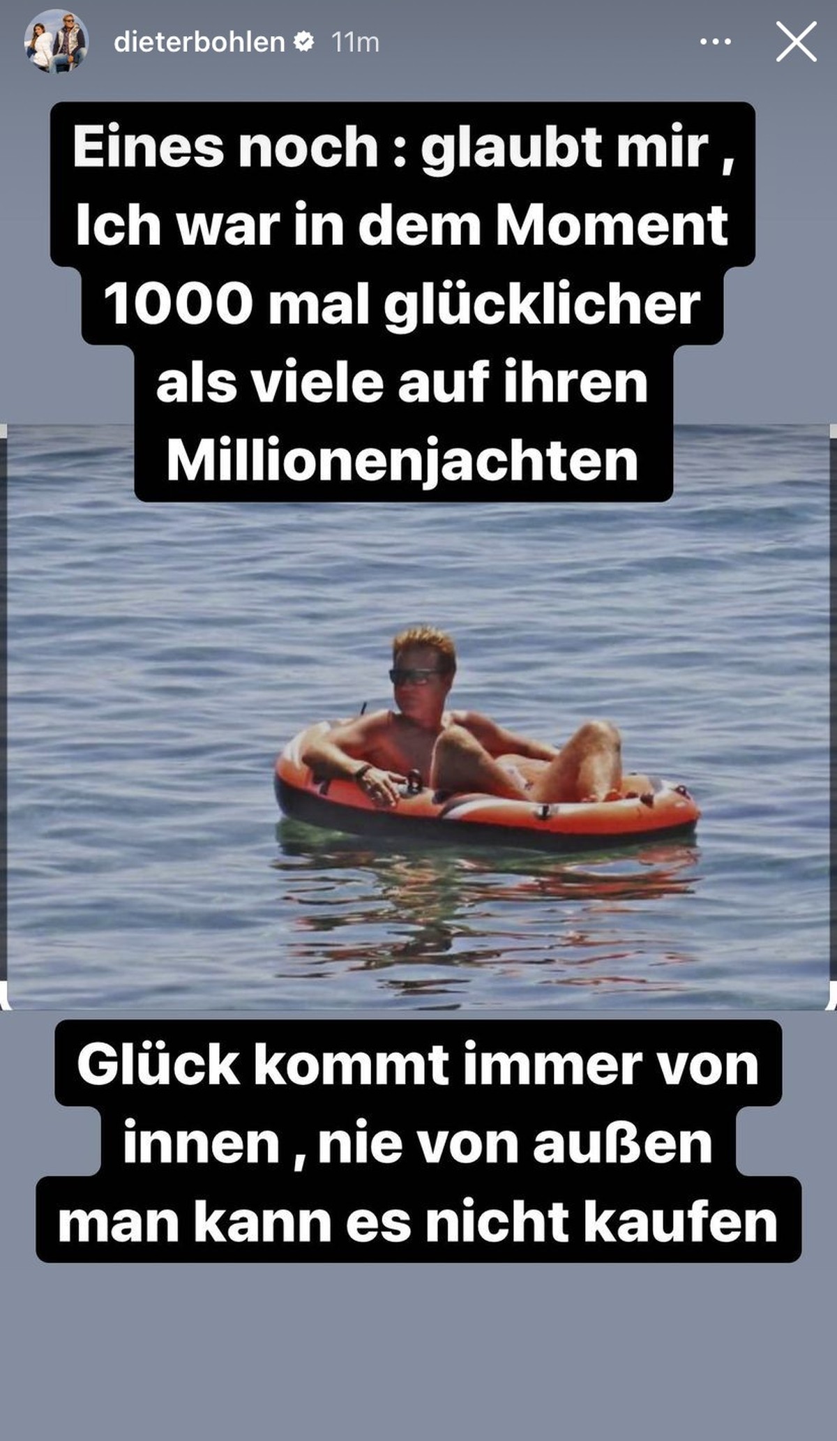 Hier schippert Dieter Bohlen in einem Schlauchboot über das Meer.