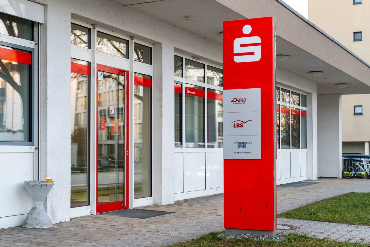 Regensburg, Bavaria, Germany - January 31, 2025: Sparkasse logo in front of a branch of the Sparkasse in Regensburg *** Sparkasse-Logo vor einer Filiale der Sparkasse in Regensburg