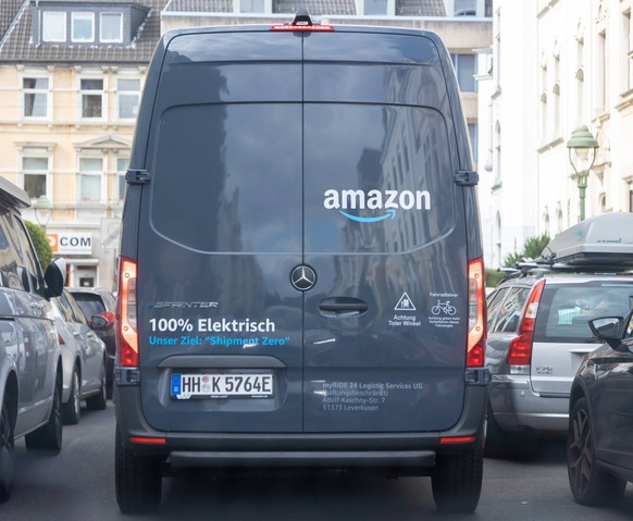 Ein Amazon Lieferwagen mit Elektroantrieb steht in einer engen Strasse im Stau, Bonn, Deutschland. *** An Amazon delivery truck with electric drive is stuck in a traffic jam in a narrow street, Bonn,  ...