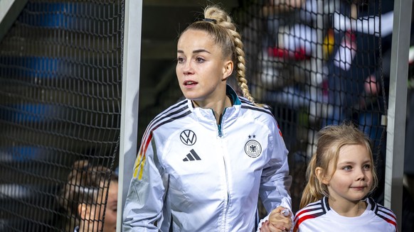 ARCHIV - 02.12.2024, Nordrhein-Westfalen, Bochum: Fußball, Frauen: Länderspiele, Deutschland - Italien, Vonovia Ruhrstadion: Deutschlands Giulia Gwinn betritt das Stadion. (zu dpa: «Wück betreibt Gehe ...