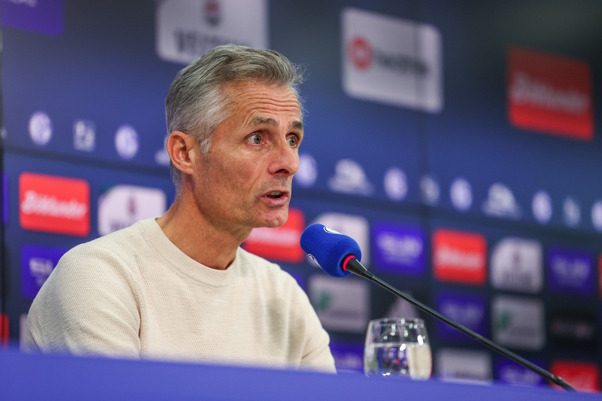 07.10.2024, Nordrhein-Westfalen, Gelsenkirchen: Fußball: 2. Bundesliga, FC Schalke 04, Vorstellung neuer Trainer van Wonderen. Schalkes neuer Trainer Kees van Wonderen spricht auf der Pressekonferenz. ...