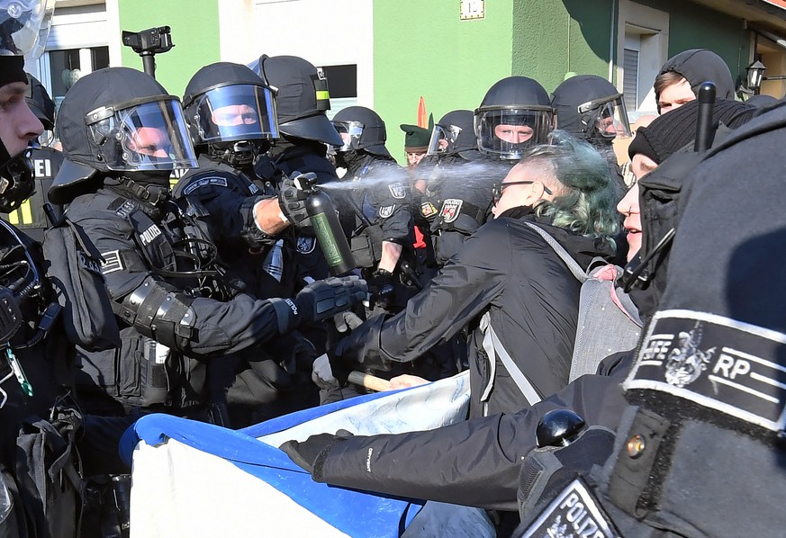 1200 Demonstranten haben in Kandel gegen rechte Gruppen demonstriert