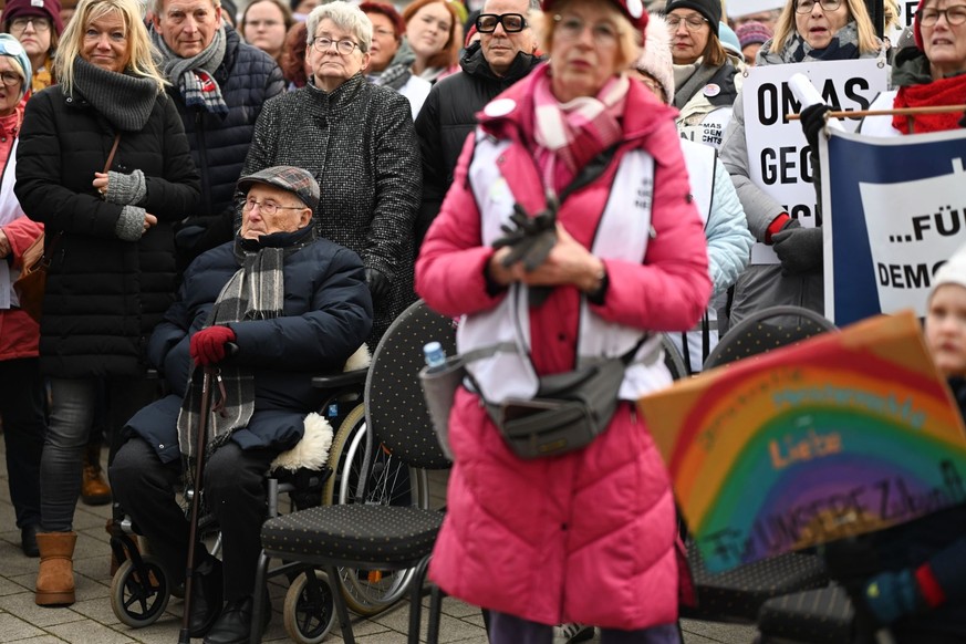 08.02.2025, Niedersachsen, Leer: Der Holocaust-Überlebende Albrecht Weinberg (99) sitzt vor der Bühne und hört sich die Redebeiträge an bei der Demonstration gegen Rechtsextremismus und für Demokratie ...