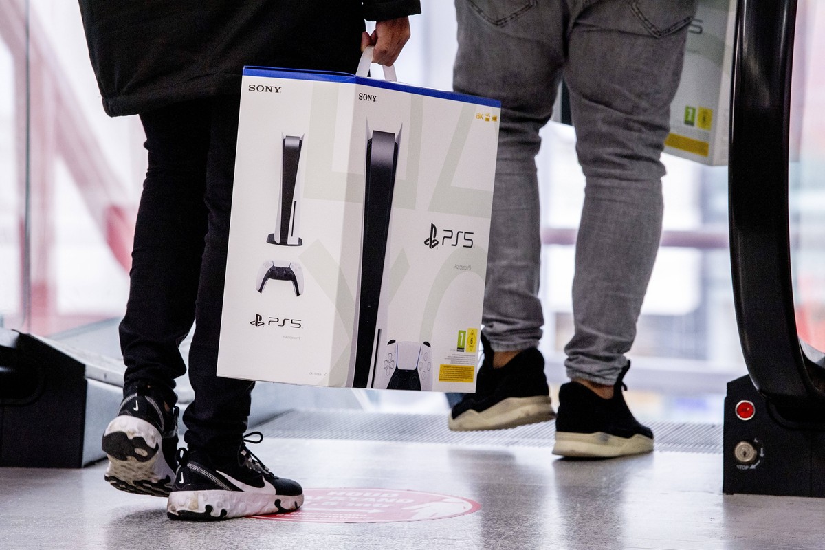 The following text was translated automatically ROTTERDAM - people buy the playstation 5 specomputer which is for sale from today. Dutch gamers can purchase the long-awaited PlayStation 5 game console ...
