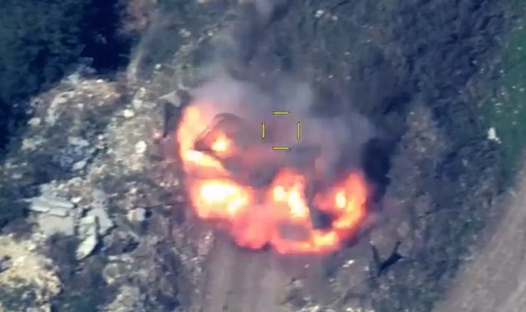 HANDOUT - 19.09.2023, Aserbaidschan, ---: Auf diesem vom aserbaidschanischen Verteidigungsministerium zur Verfügung gestellten Videostandbild ist eine Explosion über einem Gebiet zu sehen, in dem sich ...