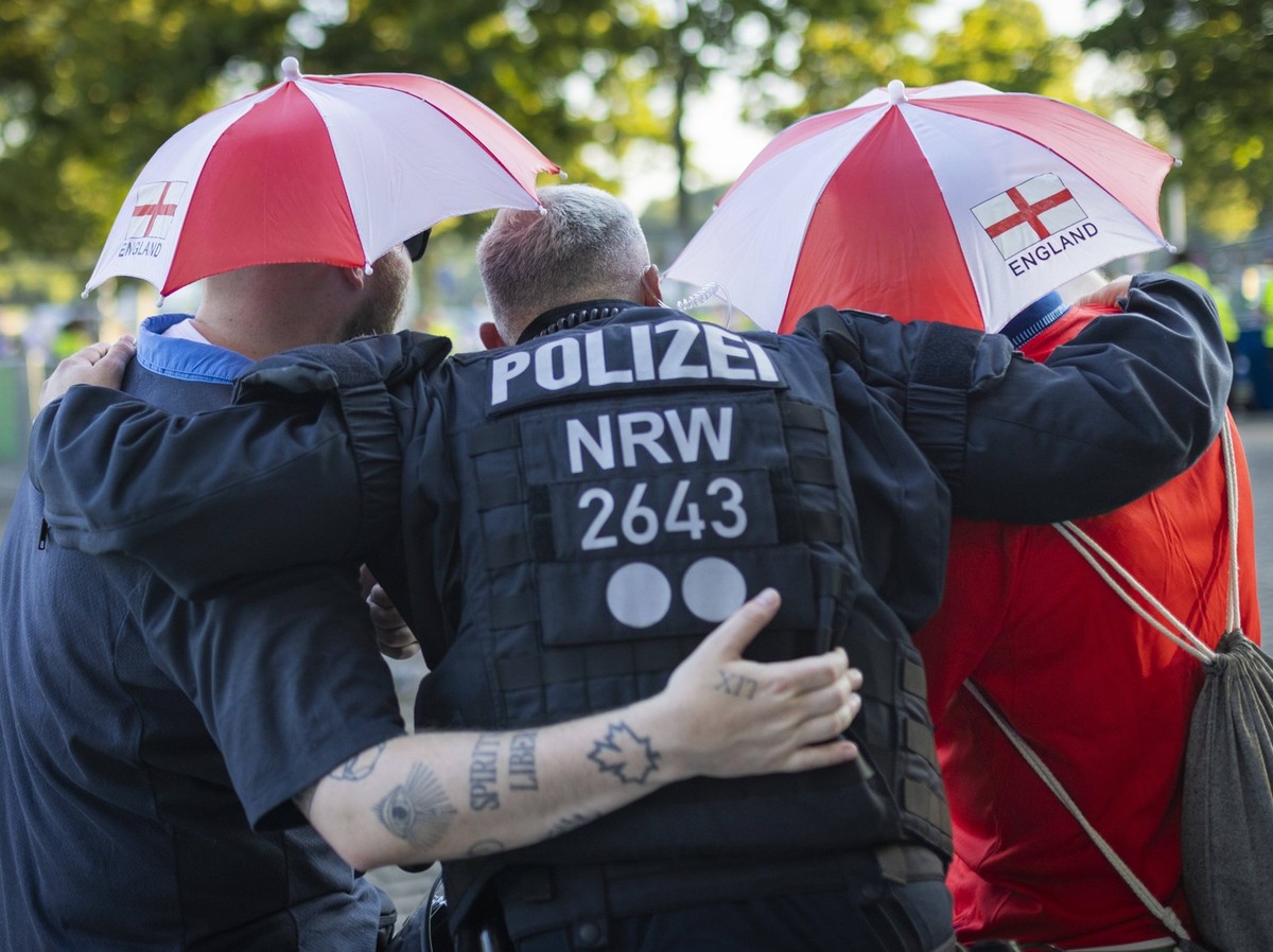 Cologne, Germany. 25th Jun 2024. Police officer hugs English fans Slovenia - England Slowenien - England 25.06.2024 *** Cologne, Germany 25th Jun 2024 Police officer hugs English fans Slovenia England ...