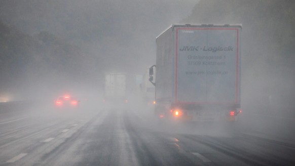 Auf der A7 rollte der Verkehr dank Aquaplaning nur langsam.