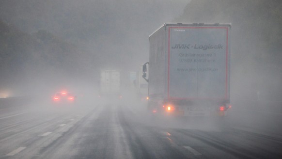 07.08.2018, Hessen, Bad Hersfeld: Bei einem kurzen aber starken Gewitter rollt der Verkehr wegen der Gefahr des Aquaplaning nur langsam auf der Autobahn A7. Foto: Frank Rumpenhorst/dpa +++ dpa-Bildfun ...