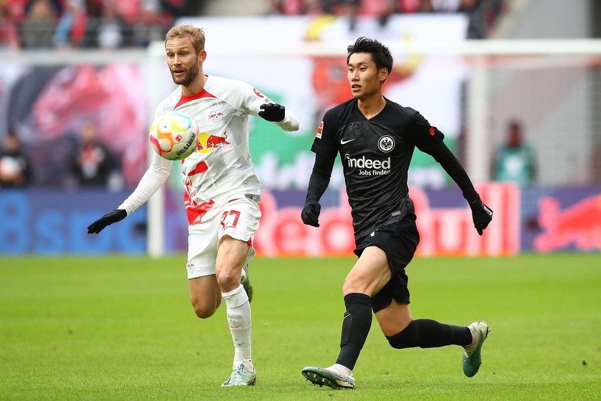 25.02.2023, xtgx, Fussball 1.Bundesliga, RB Leipzig - Eintracht Frankfurt emspor, v.l. Konrad Laimer RB Leipzig zautz Daichi Kamada of Eintracht Frankfurt Zweikampf, Aktion, action, battle for the bal ...