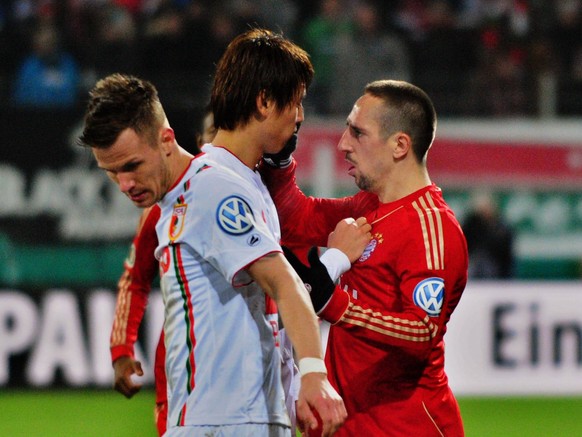 Für den Griff in Ja-Cheol Koos Gesicht gab es für Ribéry Rot.