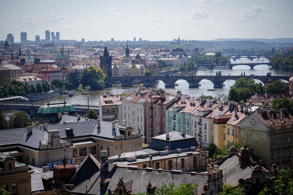 29.08.2022, Tschechien, Prag: Blick auf die Moldau mit der Karlsbrücke von Prag während des Besuchs des Bundeskanzlers. Foto: Kay Nietfeld/dpa +++ dpa-Bildfunk +++
