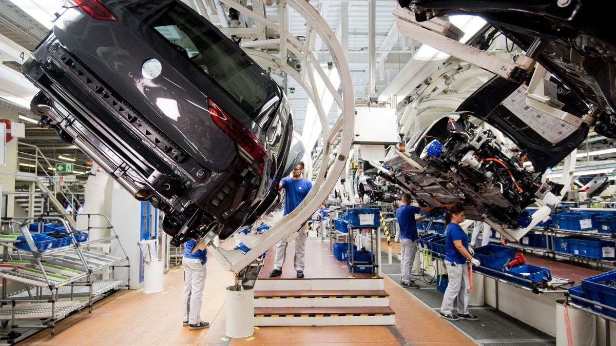 Zprávy dne: Výroba VW paralyzována kvůli přerušení IT
