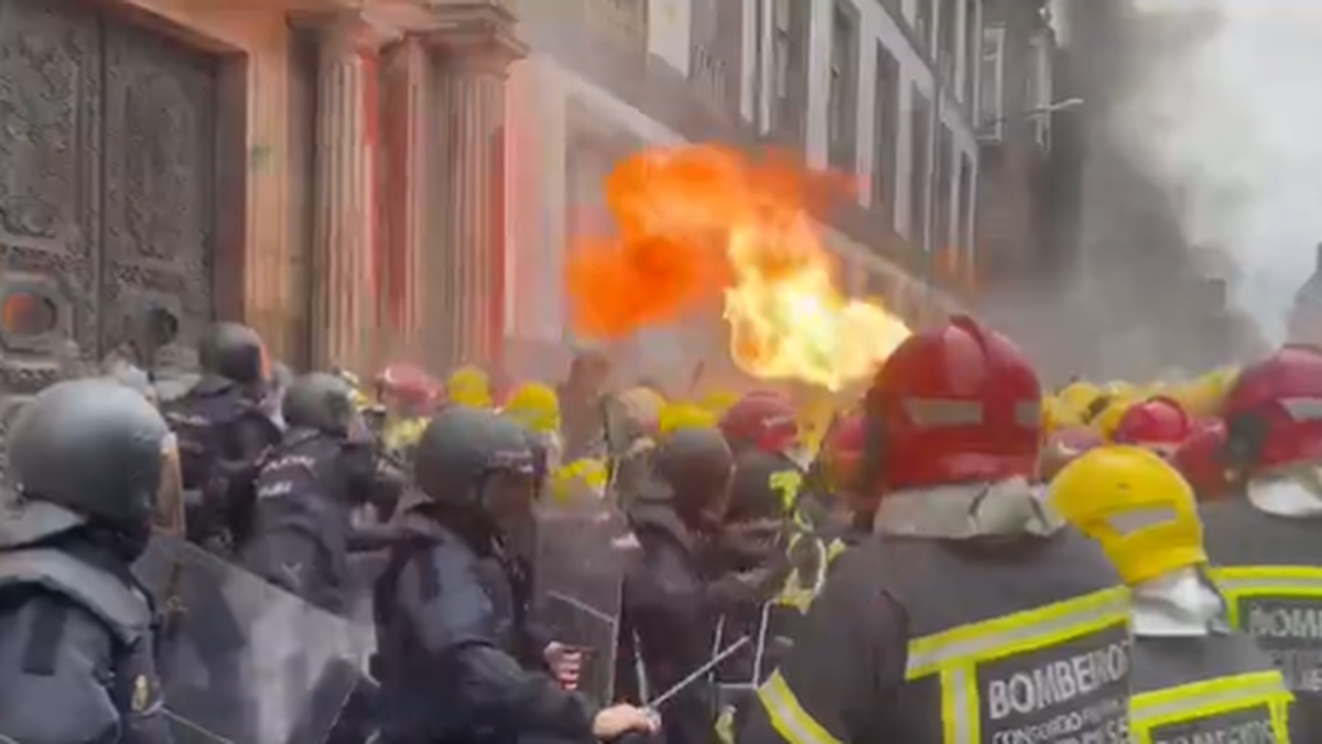 Escena violenta entre policías y bomberos.