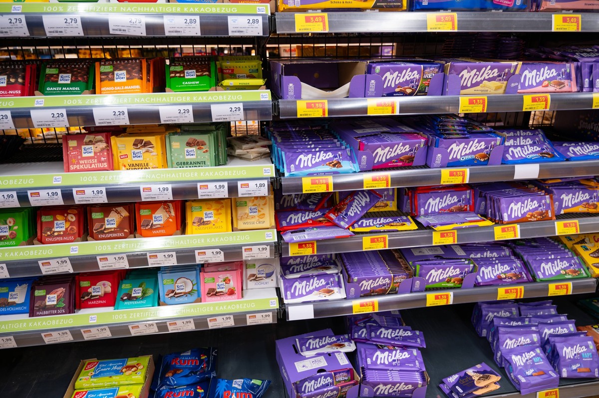 Milka und Ritter Sport Schokoladen-Sortiment in den Regalen eines Supermarkts in Trier, Germany, Preiserhöhung, Inflation *** Milka and Ritter Sport Chocolates Assortment in the Shelves one Supermarke ...