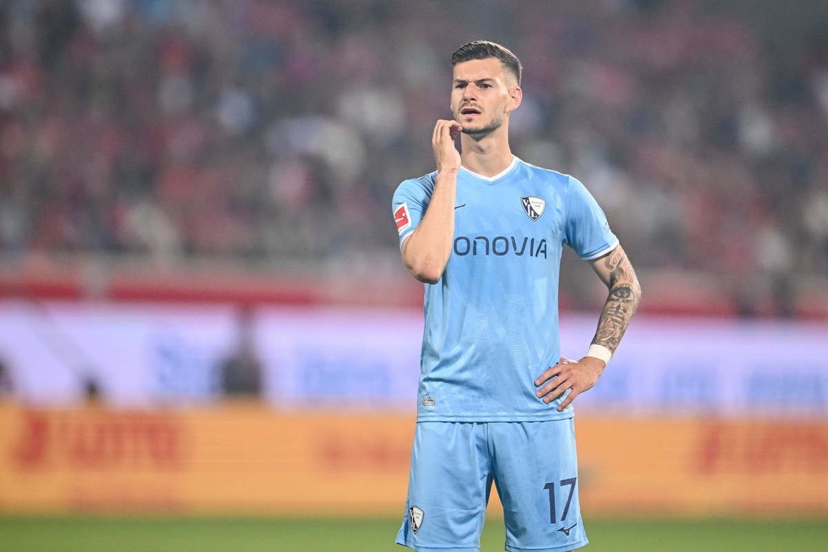 02.05.2025, Baden-Württemberg, Heidenheim: Fußball: Bundesliga, 1. FC Heidenheim - VfL Bochum, 32. Spieltag, Voith-Arena. Bochums Tom Krauß reagiert im Spiel. (zu dpa: «Bochum nur 0:0 in Heidenheim - ...