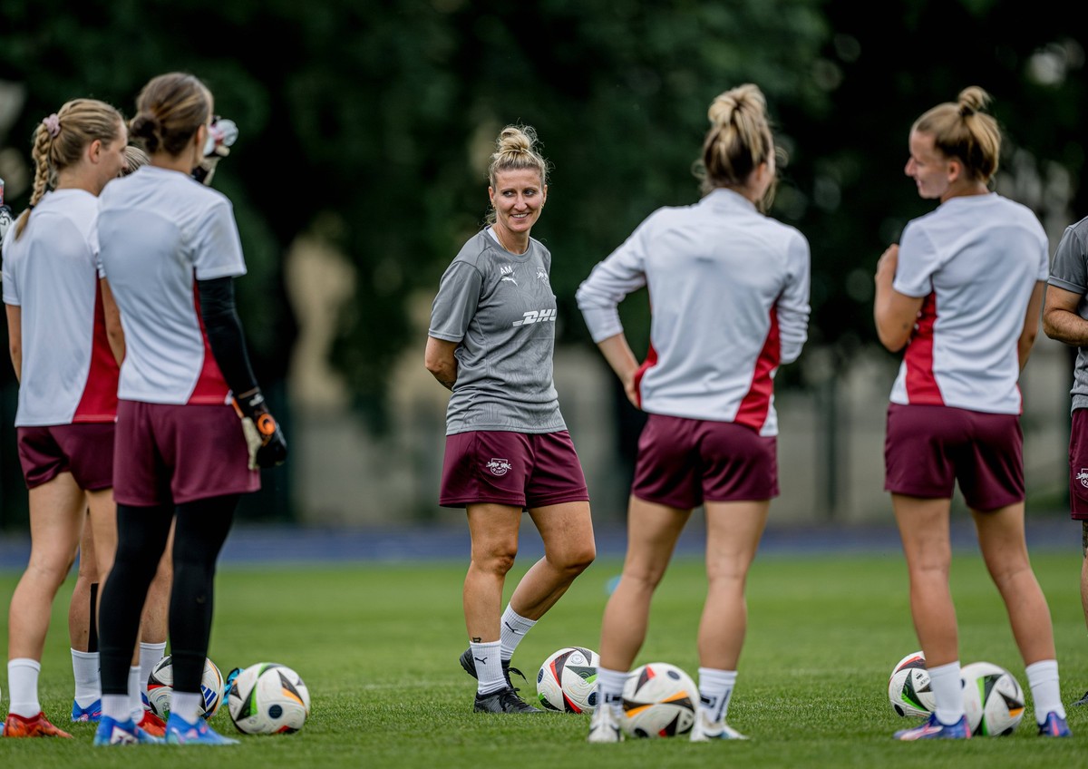Leipzigs Co-Trainerin Anja Mittag. Training RB Leipzig Frauen am 16. Juli 2024. Uni Testfeld, Leipzig. Training RB Leipzig Frauen *** Leipzigs co-trainer Anja Mittag Training RB Leipzig Women on July  ...