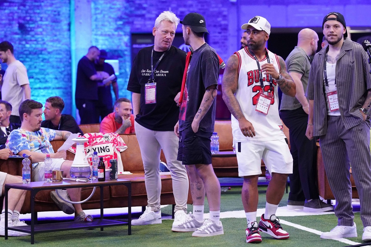 Draft Day. Knossi im Gespräch mit Lucas Spidey von Team protatos. Max Kruse sitzt. 15.07.2024, Fussball, Baller League, GER, Köln, Motorworld World Köln *** Draft Day Knossi in conversation with Lucas ...