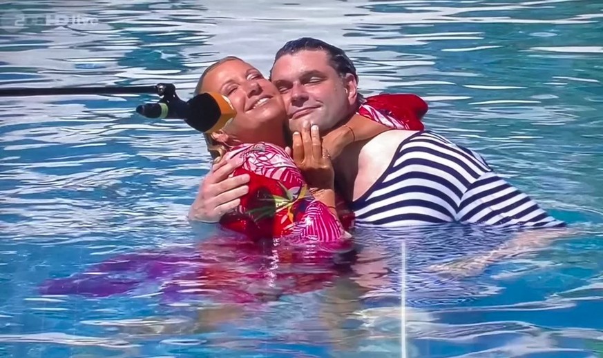 Andrea Kiewel kuschelt mit Lutz van der Horst im Pool.
