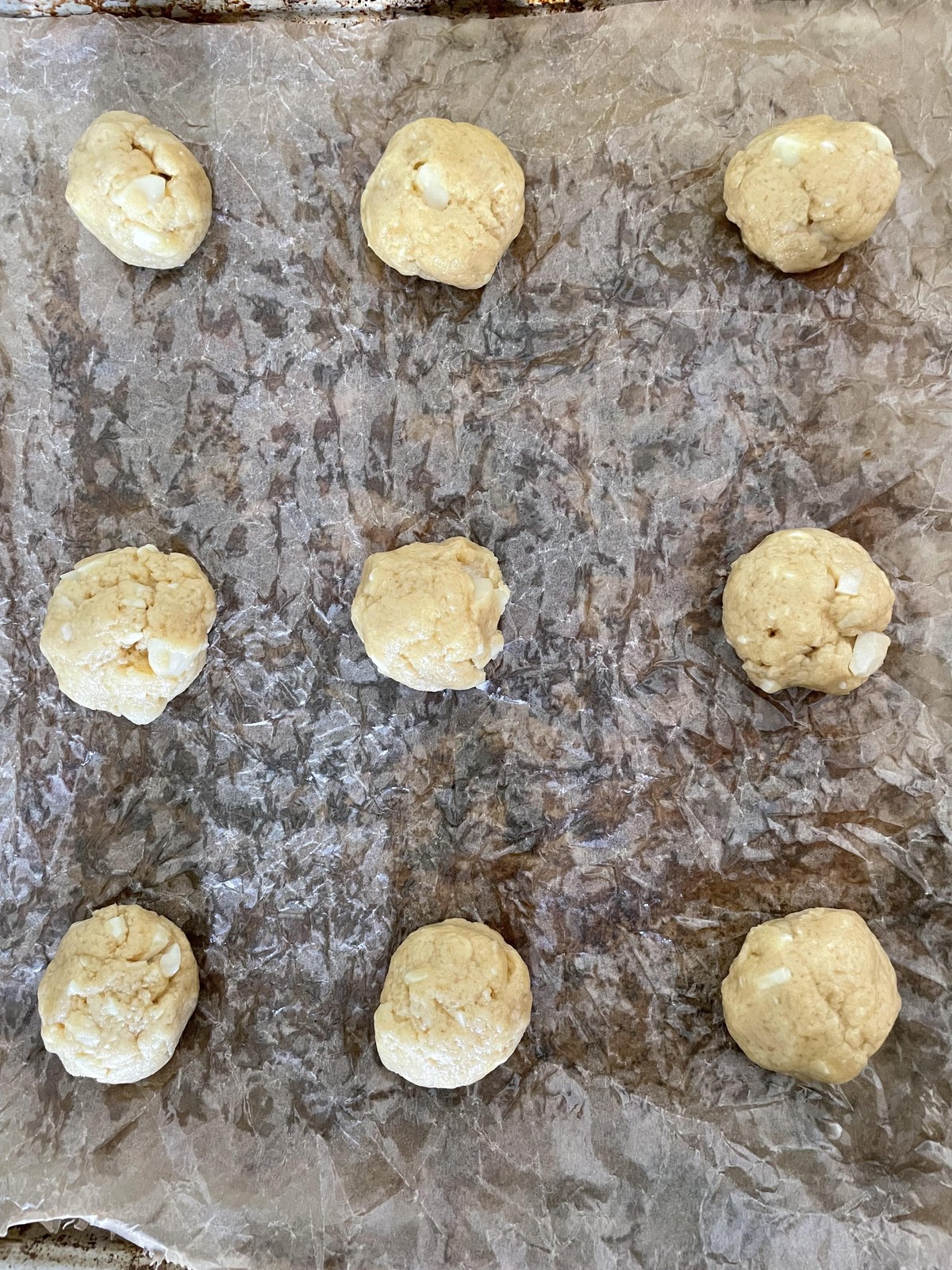 Damit die vegane Butter am Papier haftet, soll man es zuerst zerknüllen.