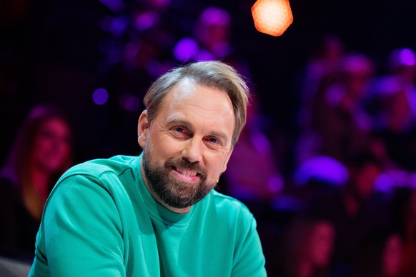 30.10.2021, Nordrhein-Westfalen, Köln: Gast Steven Gätjen sitzt als Mitglied des Rateteams in der Prosieben-Show &quot;The Masked Singer&quot; auf der Bühne. Foto: Rolf Vennenbernd/dpa +++ dpa-Bildfun ...