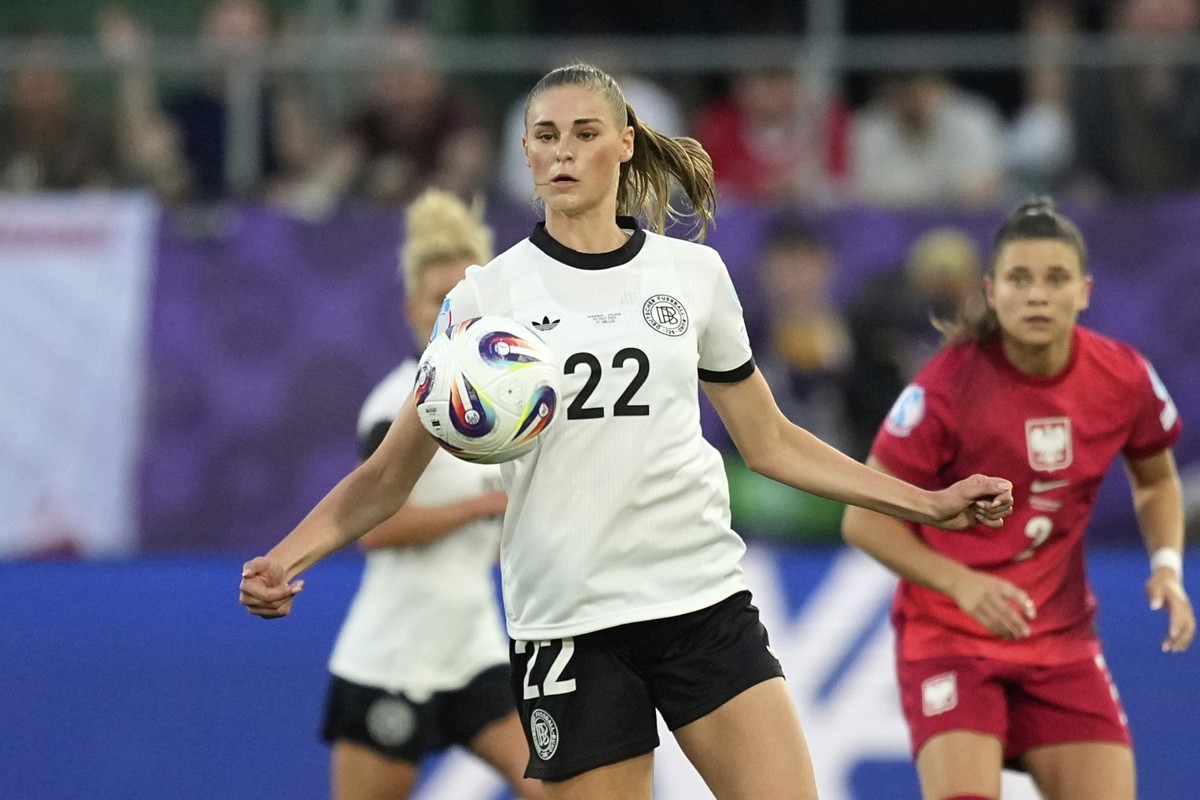 Germany&#039;s Jule Brand eyes the ball during the Euro 2025, group C, soccer match between Germany and Poland at Arena St. Gallen in St. Gallen, Switzerland, Friday, July 4, 2025. (AP Photo/Martin Me ...