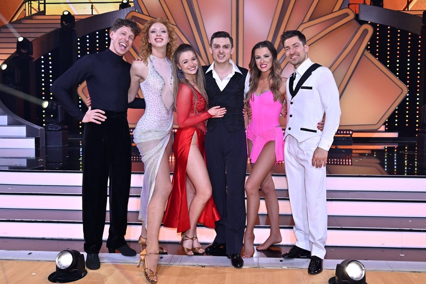 Valentin Lusin, Anna Ermakova, Julia Beautx, Zsolt Sandor Cseke, Patricija Ionel und Philipp Boy im Halbfinale der 16. Staffel der RTL-Tanzshow Let s Dance im MMC Coloneum. Köln, 12.05.2023 *** Valent ...