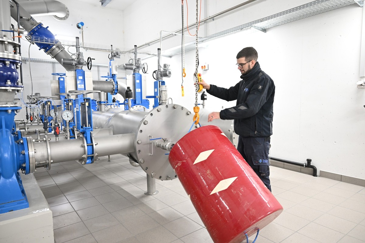 ARCHIV - 12.03.2024, Schweiz, Kesswil: Remo Schnyder, Brunnenmeister bei Regio Energie Amriswil (REA), zeigt im Seewasserwerk Kesswil in der Schweiz wie ein Molche in das Rohrleitungssystem zur Bekämp ...