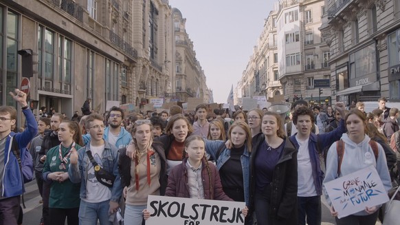 Am Anfang streikt Greta ganz alleine. Mittlerweile zieht es jeden Freitag Zehntausende auf die Straße."