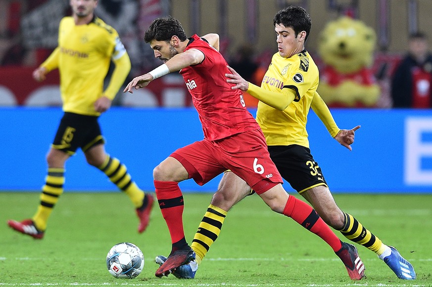 Dortmunds Giovanni Reyna (gelb) musste am Samstag Leverkusens Aleksandar Dragovic hinterher laufen. 