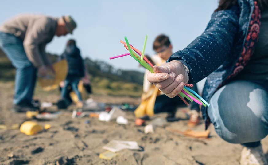 Strohhalme, Becher oder Besteck aus Plastik vermüllen viele Strände. Damit wird bald hoffentlich Schluss sein: Denn Einwegplastik wird verboten.