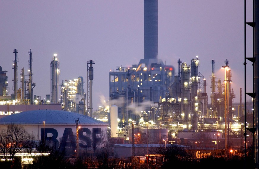 BASF-Werke in Ludwigshafen in der Abendd