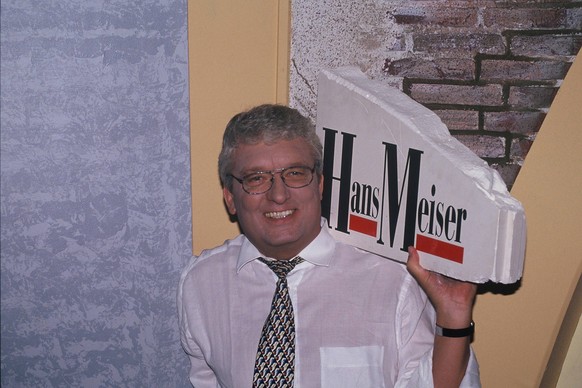 Moderator Hans Meiser posiert mit dem Logo Schriftzug seiner Sendung am 31.08.1994 *** Presenter Hans Meiser poses with the logo lettering of his show on 31 08 1994