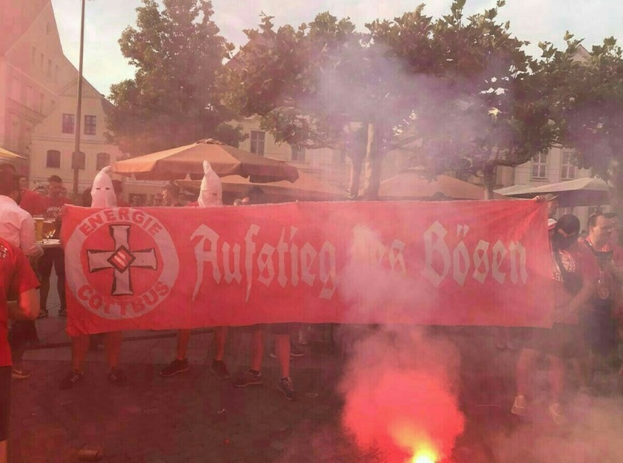 Energie Cottbus-Fans feierten im Ku-Klux-Klan-Outfit – nun ermittelt der Staatschutz
