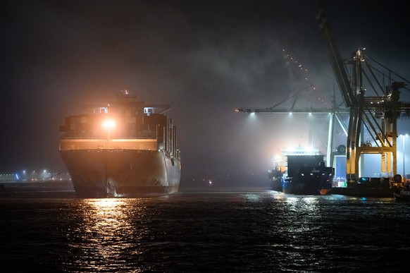 26.10.2022, Hamburg: Das Containerschiff