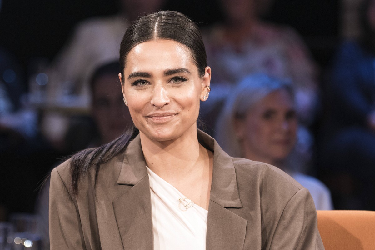 Amira Pocher im Bild: Amira Pocher Die vergangenen Freitage verbrachte Amira Pocher immer auf dem Tanzparkett und verzauberte mit ihrer Darbietung das Publikum. Jetzt stattet die Halbfinalistin von Le ...