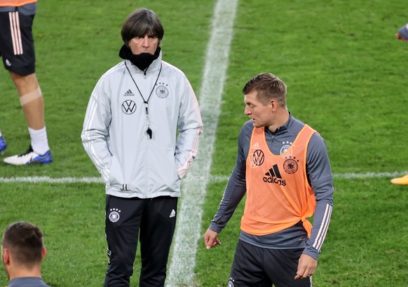 Jogi Löw (l.) und Toni Kroos. Der Bundestrainer erteilte dem Star von Real Madrid eine Startelfgarantie gegen Spanien.