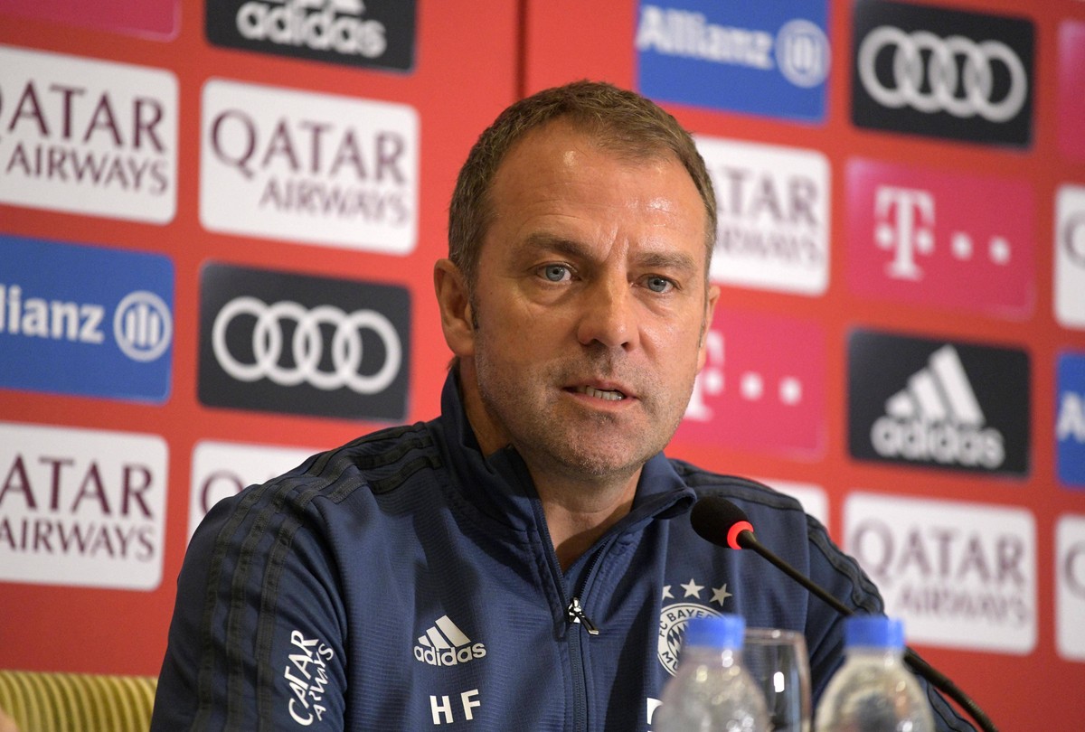 Hansi Flick forderte im Winter-Trainingslager in Doha neue Spieler. Das kam nicht gut an bei Brazzo.