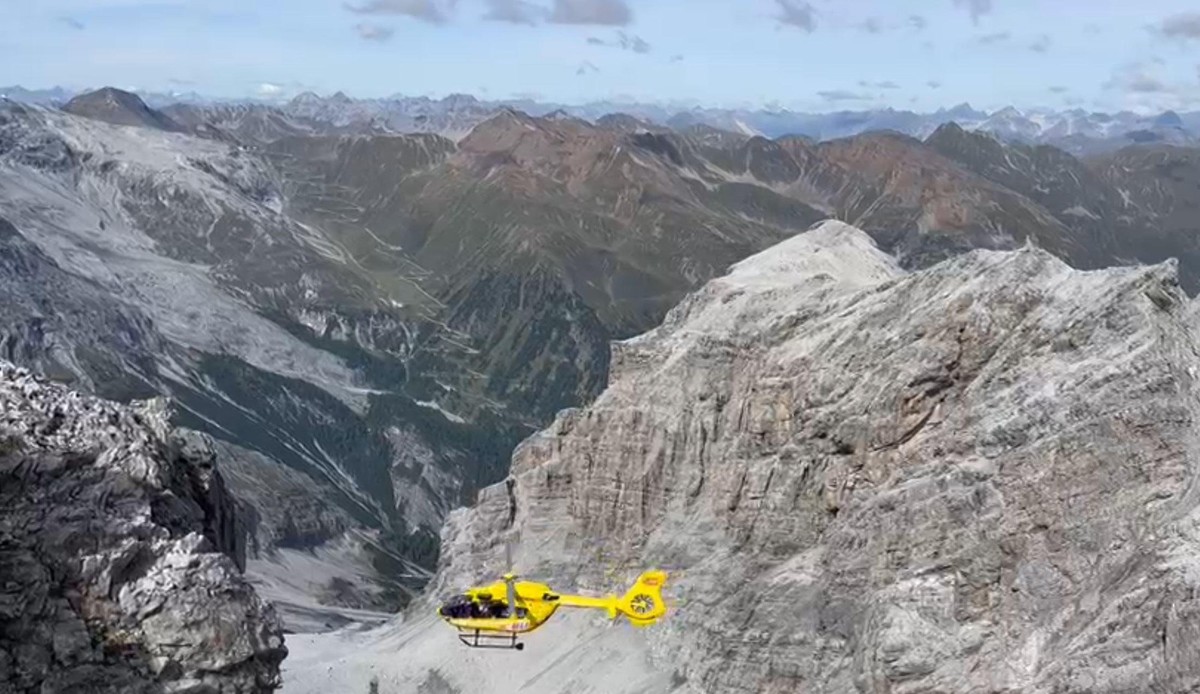 HANDOUT - 03.09.2023, Italien, Bozen: Ein Hubschrauber der Bergrettung fliegt über den Ortler (Standbild aus einem Video). (zu dpa: «31-jähriger Deutscher stürzt in Südtirol zu Tode») Foto: -/Bergrett ...