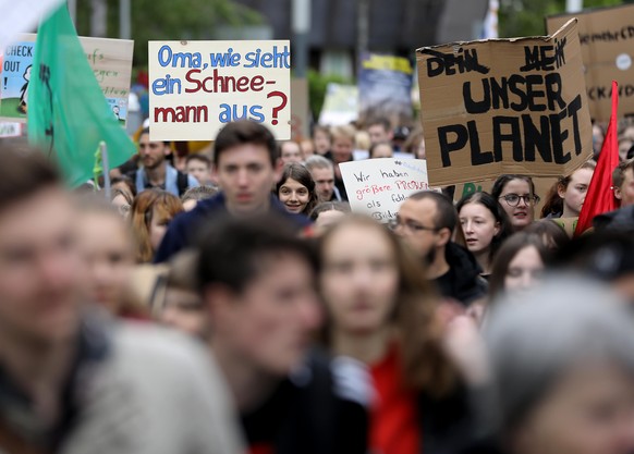 26.04.2019, Nordrhein-Westfalen, Bonn: Klima-Aktivisten der &quot;Fridays for Future&quot;-Bewegung gehen zur Hauptversammlung von Bayer mit mit Schildern &quot;Oma, wie sieht ein Schneemann aus?&quot ...