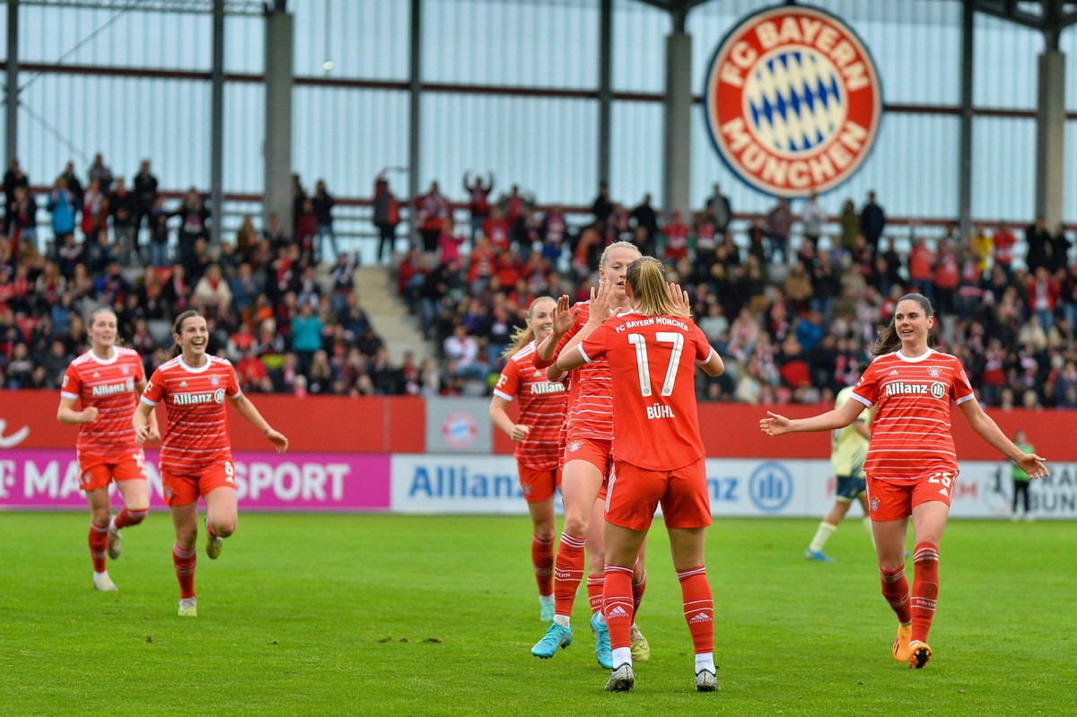 Bild zeigt: Torjubel FC Bayern München, Freude, Lachen, Sydney Lohmann 12 FC Bayern Munich, Tuva Hansen 6 FC Bayern Munich, Georgia Stanway 31 FC Bayern Munich, Klara Buehl 17 FC Bayern Munich, Lea Sc ...