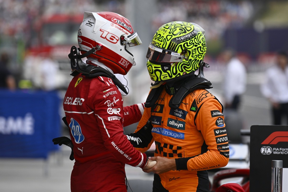 02.08.2025, Ungarn, Mogyorod: Motorsport: Formel-1-Weltmeisterschaft, Grand Prix von Ungarn, Hungaroring, Qualifikation. Der britische McLaren-Pilot Lando Norris (r) gratuliert dem monegassischen Ferr ...