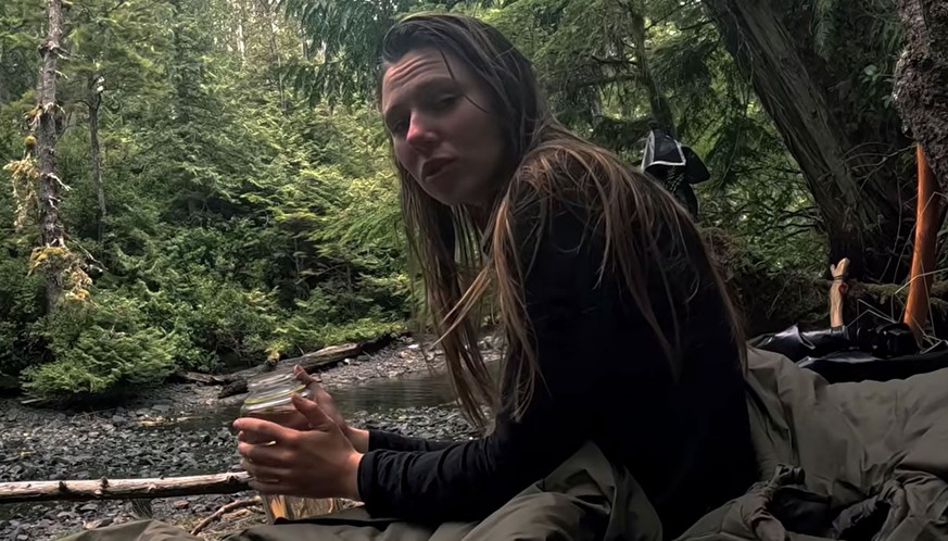 Affe auf Bike aka Ann-Kathrin Bendixen nimmt zusammen mit Hannah Assil an "7 vs. Wild" teil.