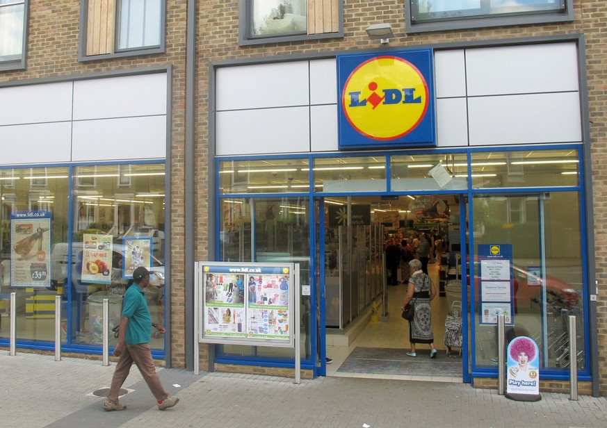 ARCHIV - 17.07.2014, Großbritannien, London: Ein Mann geht auf eine Lidl-Filiale zu. (zu dpa &quot;Lidl erhöht in Großbritannien erneut die Löhne&quot;) Foto: picture alliance / dpa +++ dpa-Bildfunk + ...