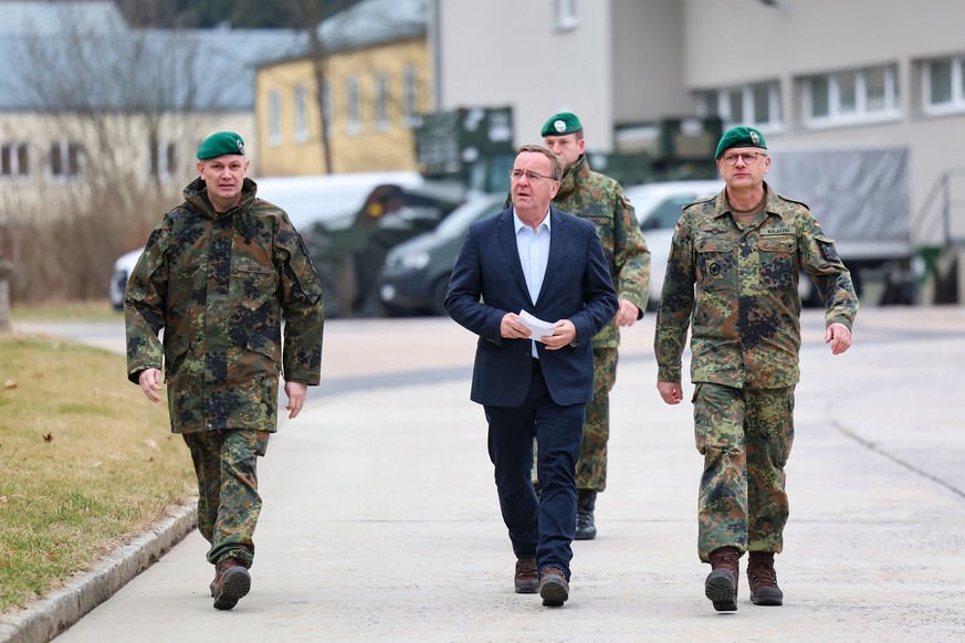 28.02.2024, Bayern, Oberviechtach: Boris Pistorius (M, SPD), Bundesminister der Verteidigung, läuft bei seinem Besuch des Panzergrenadierbataillon 122 in der Grenzland-Kaserne mit Soldaten durch die K ...