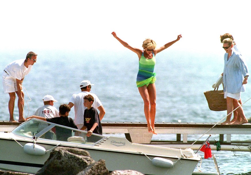 N1470 Saint Tropez/French Riviera july 13rd, 1997 Non exclusive Princess Diana and their children on holiday in Saint-Tropez. Diana Spencer Princesse de Galles Saint Tropez France PUBLICATIONxINxGERxS ...